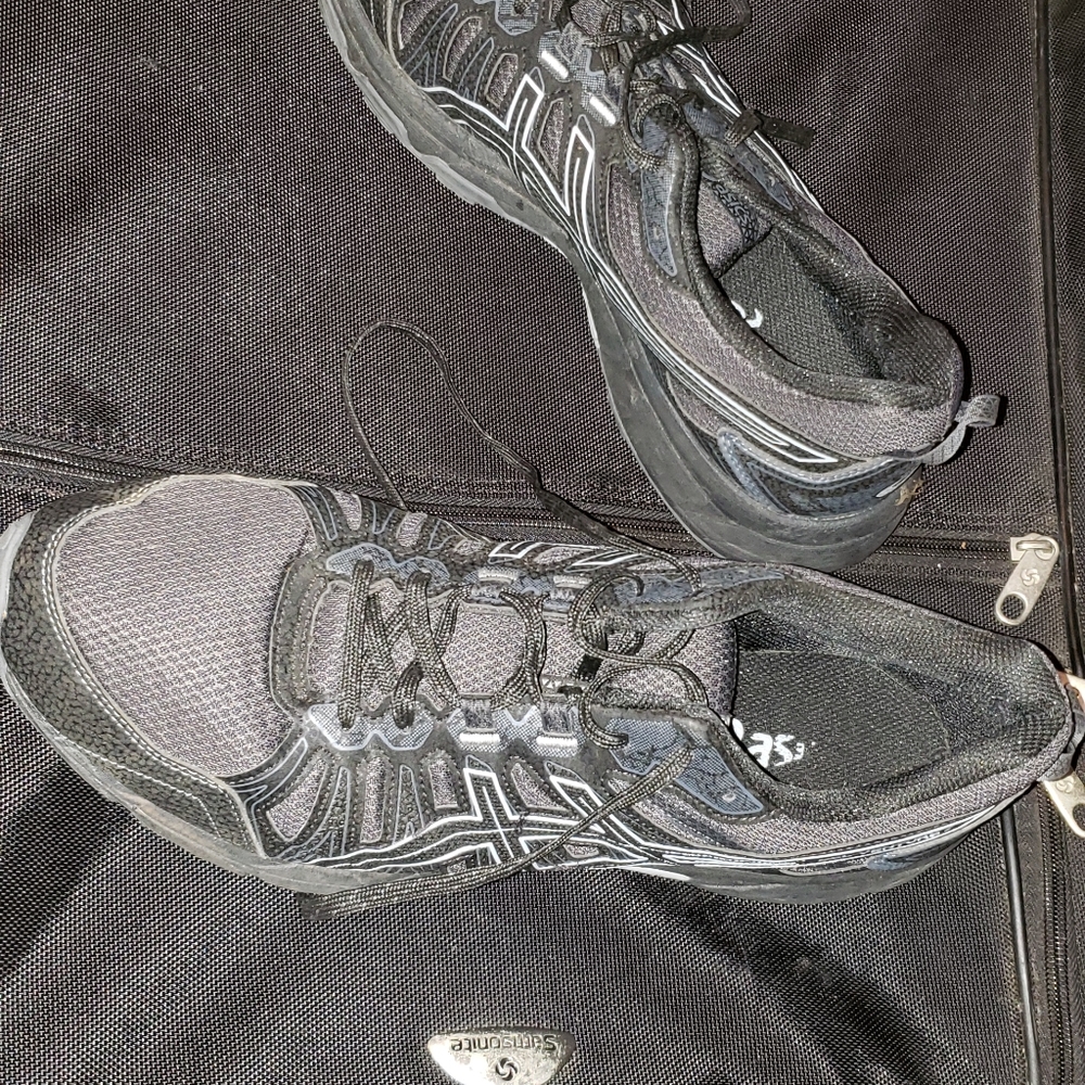 Asics Men's size 12 Black and gray
